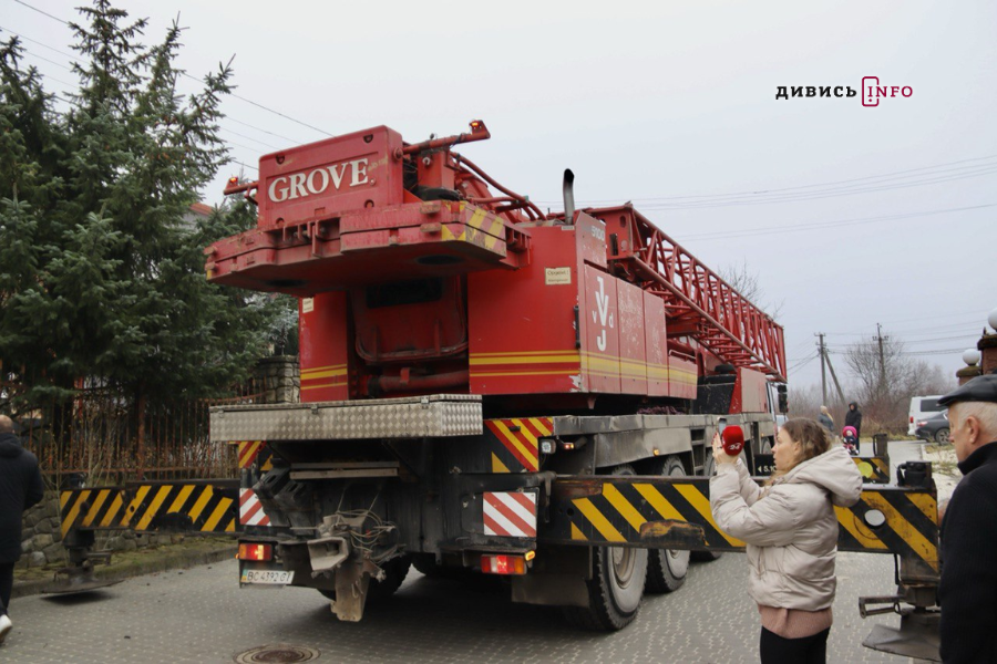 У Львові встановили головну ялинку (фото/відео) - 16