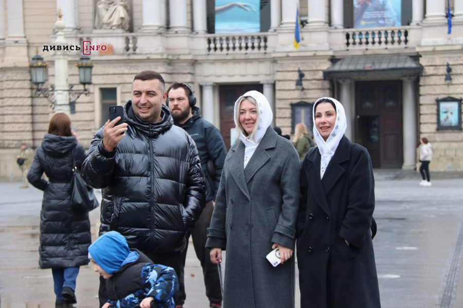 У Львові встановили головну ялинку (фото/відео) - 25