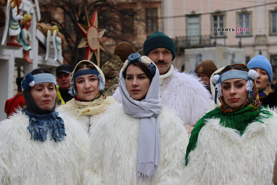 У Львові встановили головного різдвяного дідуха (фото/відео) - 7