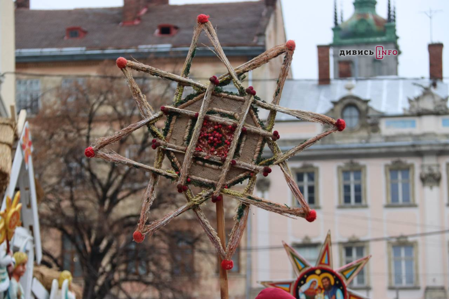 У Львові встановили головного різдвяного дідуха (фото/відео) - 8