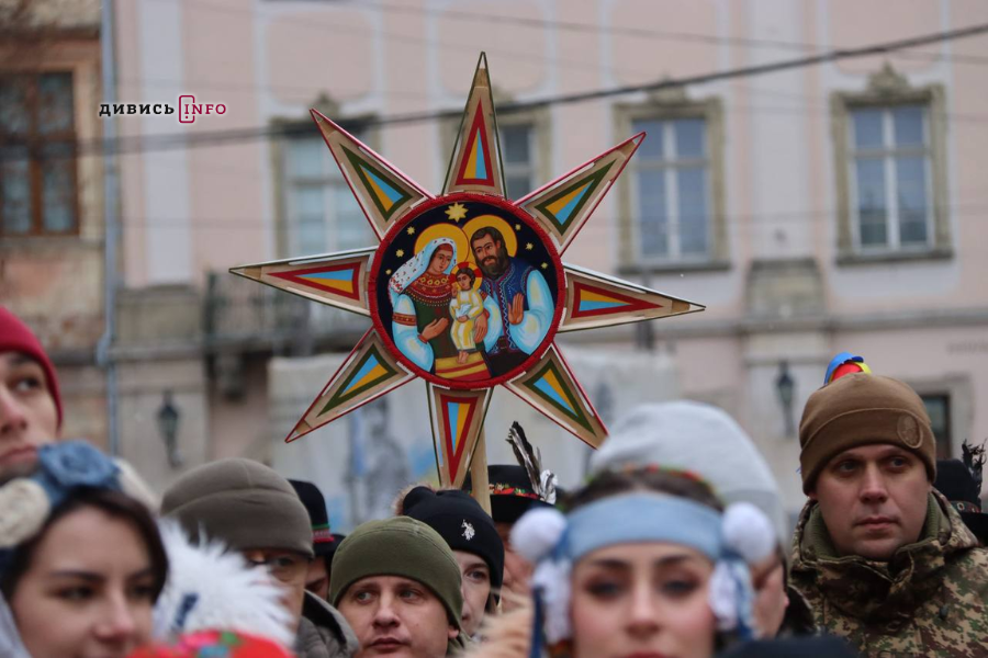 У Львові встановили головного різдвяного дідуха (фото/відео) - 5