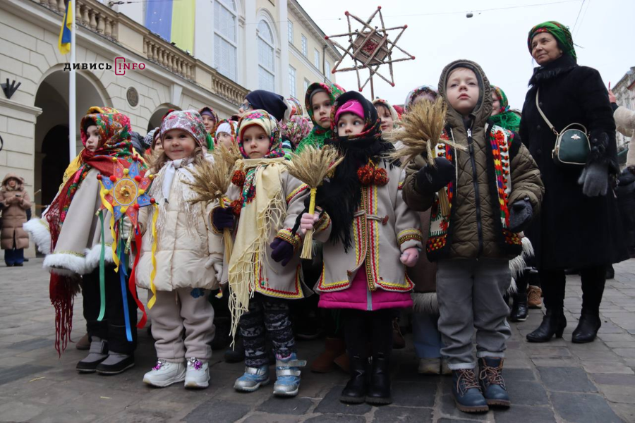 У Львові встановили головного різдвяного дідуха (фото/відео) - 1