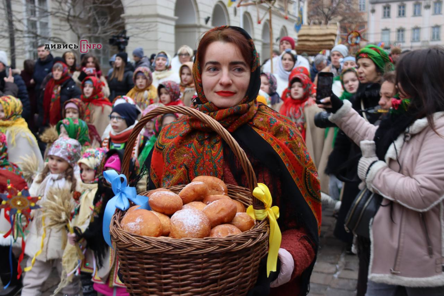 У Львові встановили головного різдвяного дідуха (фото/відео) - 2