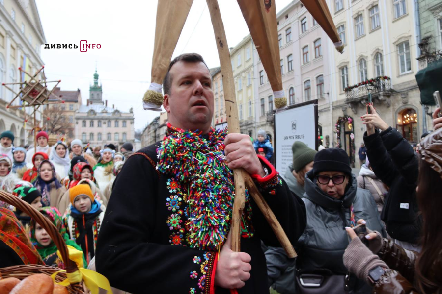 У Львові встановили головного різдвяного дідуха (фото/відео) - 9