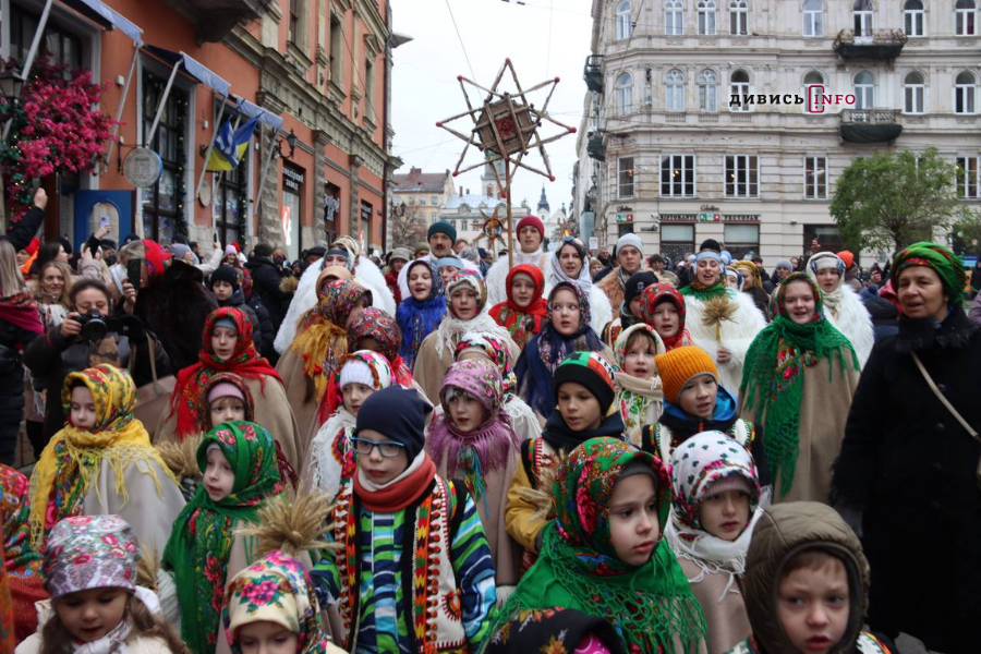 У Львові встановили головного різдвяного дідуха (фото/відео) - 10