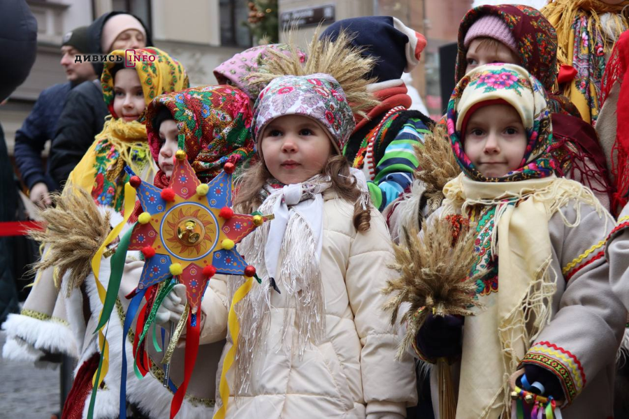 У Львові встановили головного різдвяного дідуха (фото/відео) - 12