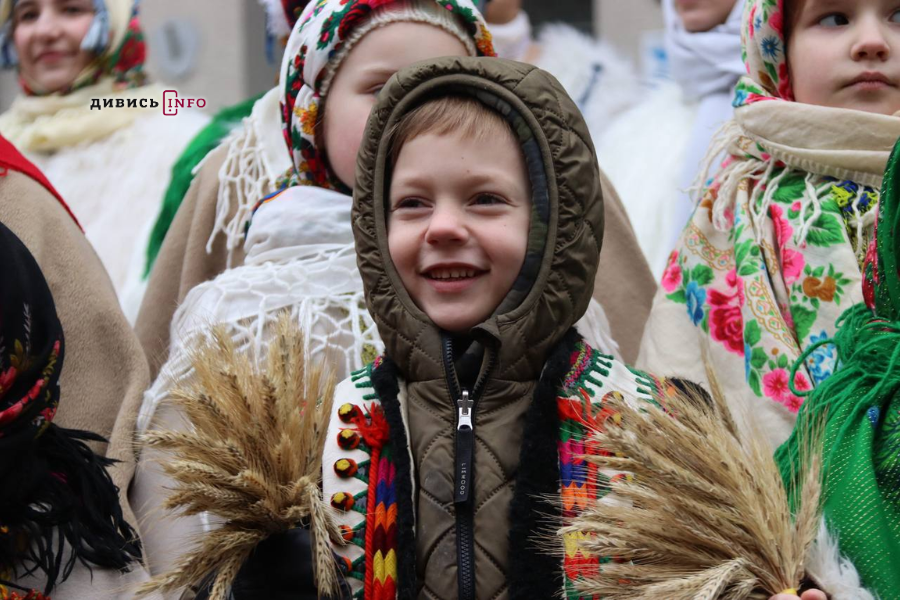 У Львові встановили головного різдвяного дідуха (фото/відео) - 6