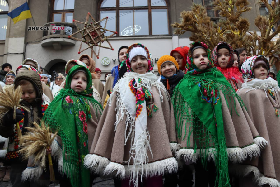 У Львові встановили головного різдвяного дідуха (фото/відео) - 3