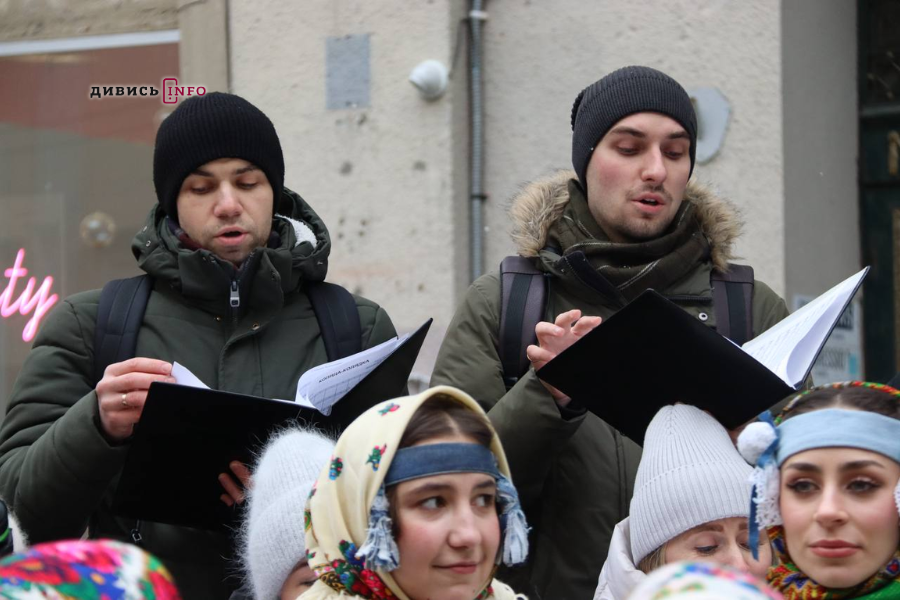 У Львові встановили головного різдвяного дідуха (фото/відео) - 16