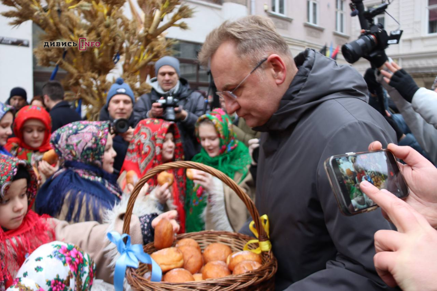 У Львові встановили головного різдвяного дідуха (фото/відео) - 18