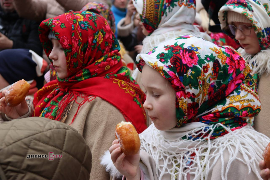 У Львові встановили головного різдвяного дідуха (фото/відео) - 19
