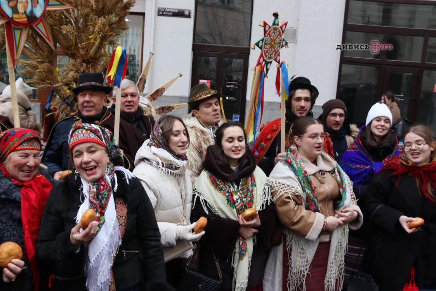 У Львові встановили головного різдвяного дідуха (фото/відео) - 20