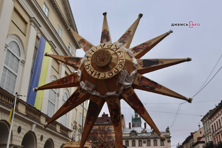 У Львові встановили головного різдвяного дідуха (фото/відео) - 11