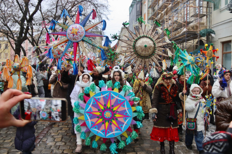 Сотні людей у Львові пройшлися зі звіздами та колядою (фото/відео)