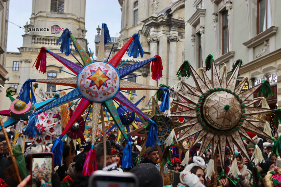Сотні людей у Львові пройшлися зі звіздами та колядою (фото/відео) - 1