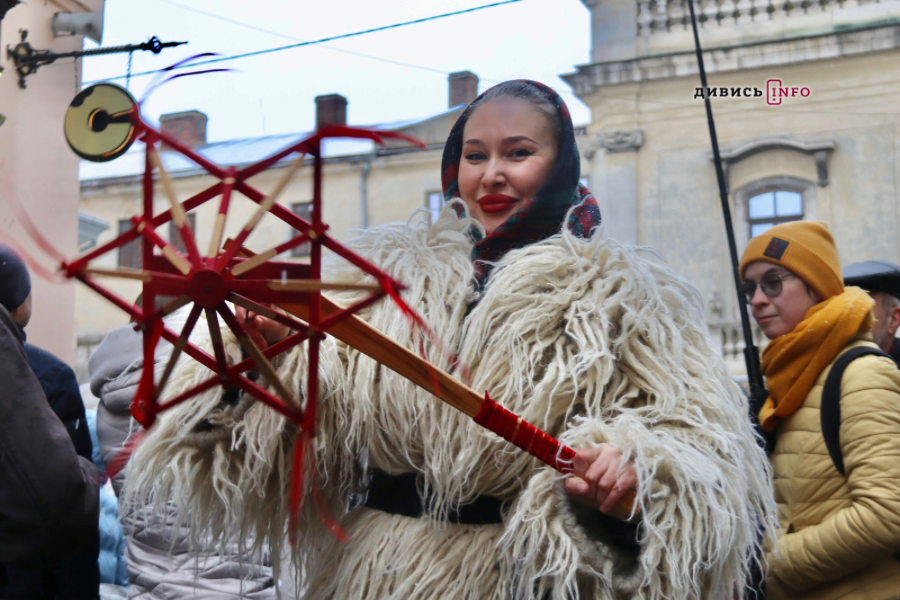Сотні людей у Львові пройшлися зі звіздами та колядою (фото/відео) - 4