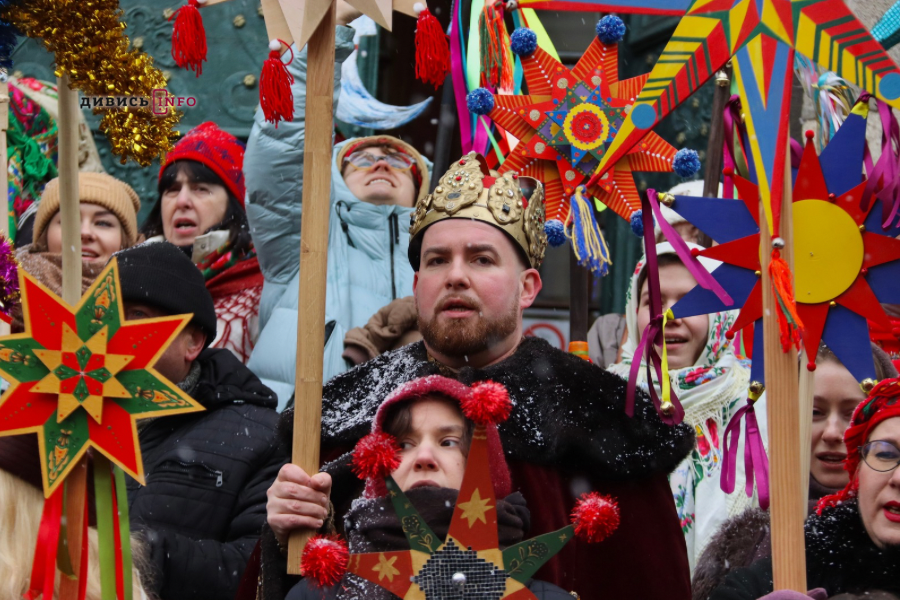 Сотні людей у Львові пройшлися зі звіздами та колядою (фото/відео) - 5