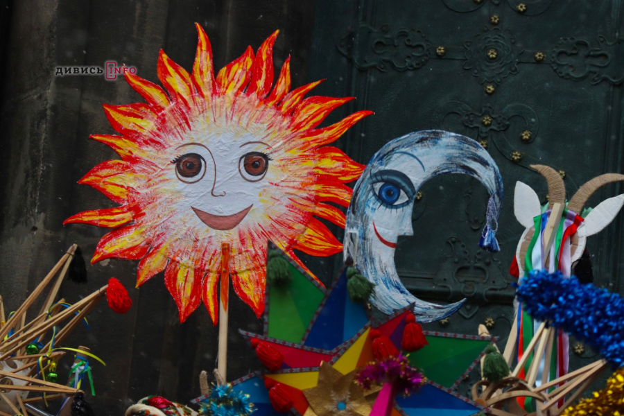 Сотні людей у Львові пройшлися зі звіздами та колядою (фото/відео) - 9