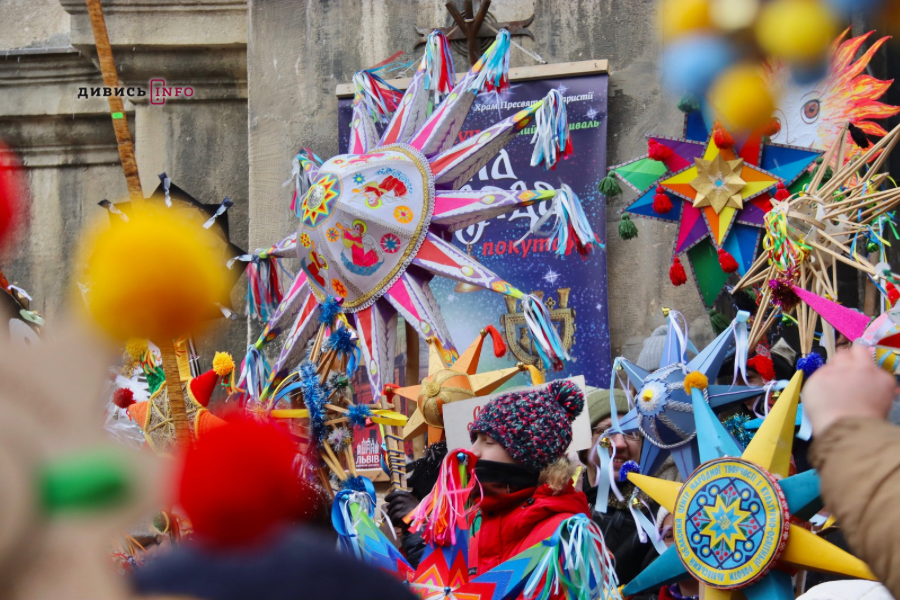 Сотні людей у Львові пройшлися зі звіздами та колядою (фото/відео) - 12