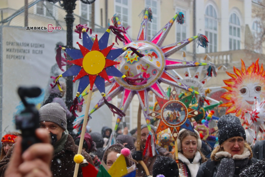 Сотні людей у Львові пройшлися зі звіздами та колядою (фото/відео) - 17