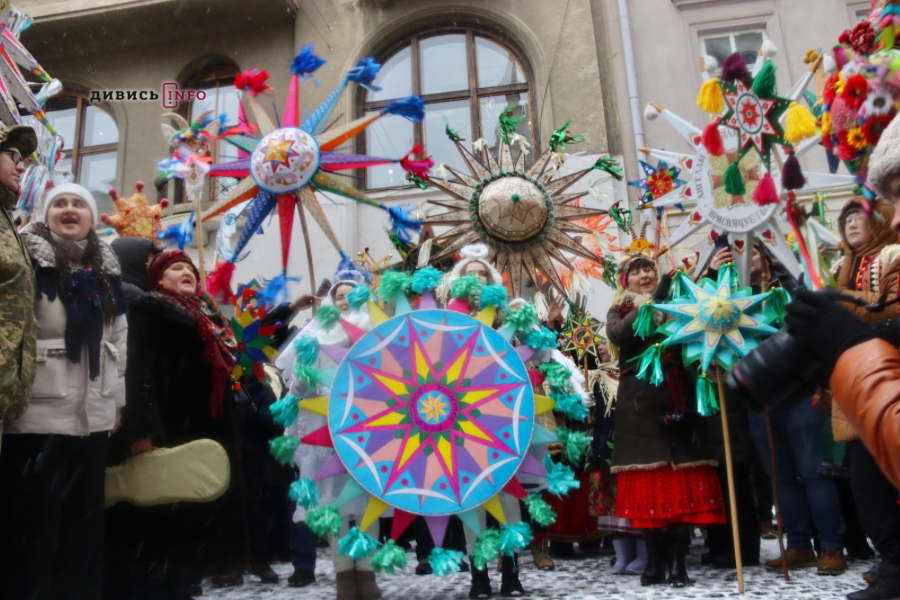 Сотні людей у Львові пройшлися зі звіздами та колядою (фото/відео) - 18