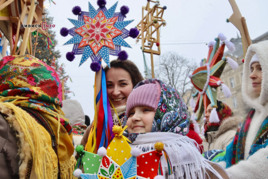 Сотні людей у Львові пройшлися зі звіздами та колядою (фото/відео) - 25
