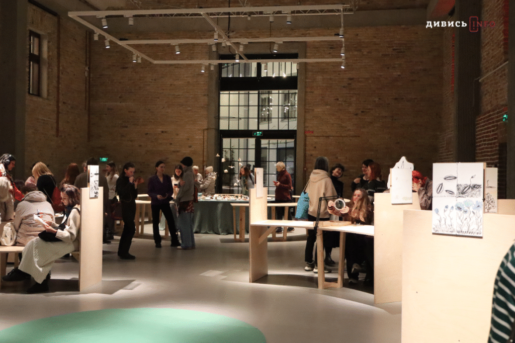 Буденні речі, які тримають у важці часи: про виставку в Jam Factory Art Center (фото) - 8