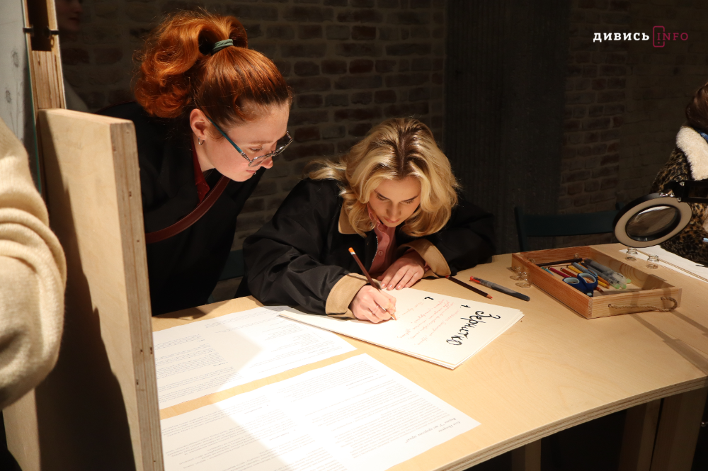 Буденні речі, які тримають у важці часи: про виставку в Jam Factory Art Center (фото) - 6