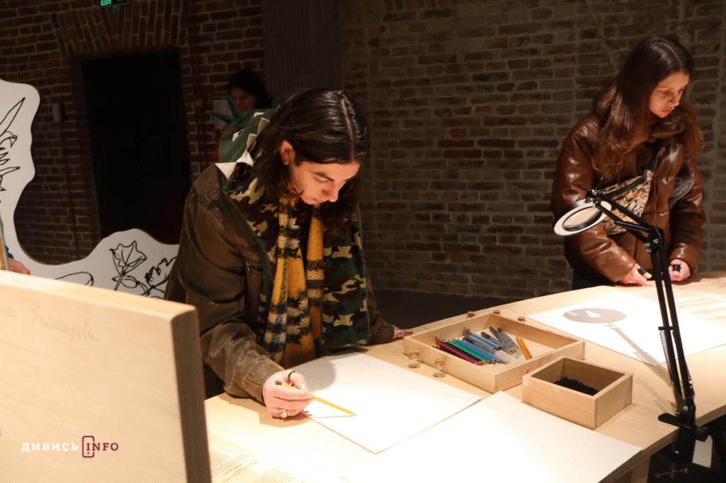 Буденні речі, які тримають у важці часи: про виставку в Jam Factory Art Center (фото) - 13