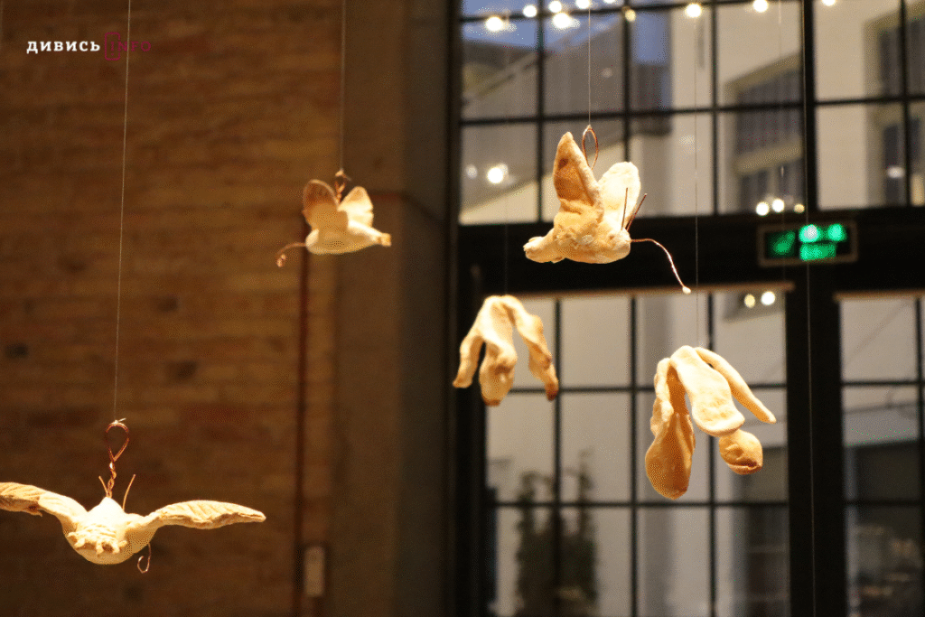 Буденні речі, які тримають у важці часи: про виставку в Jam Factory Art Center (фото) - 14