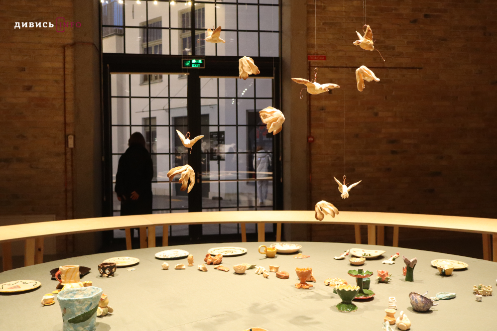 Буденні речі, які тримають у важці часи: про виставку в Jam Factory Art Center (фото) - 15