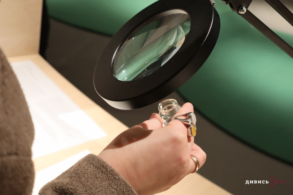 Буденні речі, які тримають у важці часи: про виставку в Jam Factory Art Center (фото) - 11