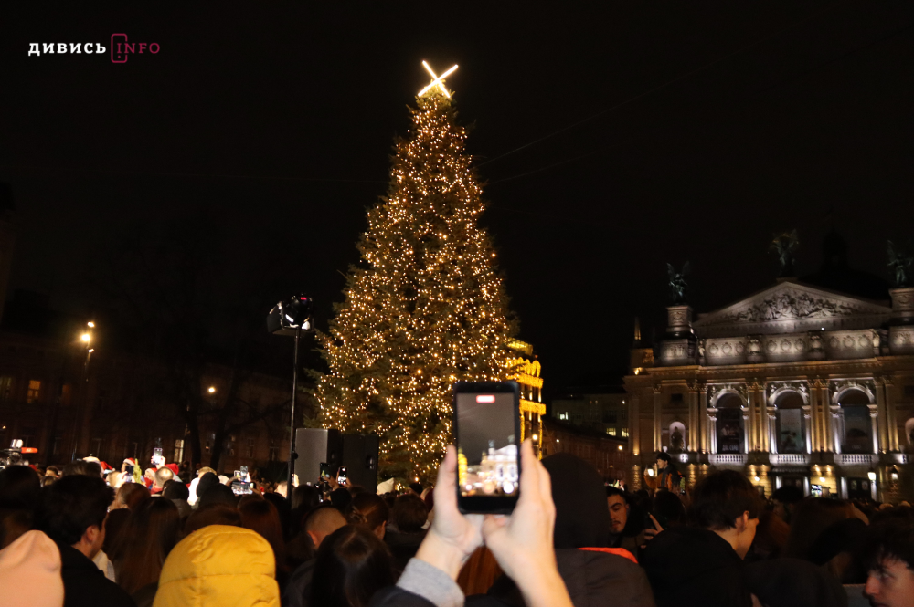 У Львові засвітили головну ялинку міста (фото/відео) - 4