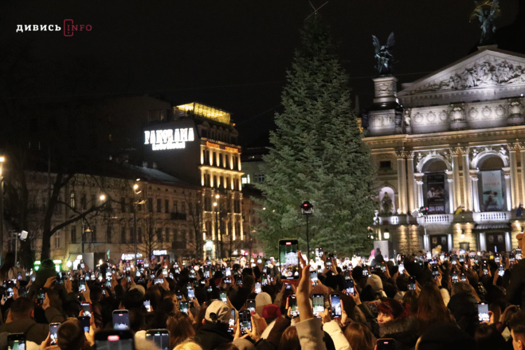 У Львові засвітили головну ялинку міста (фото/відео) - 2