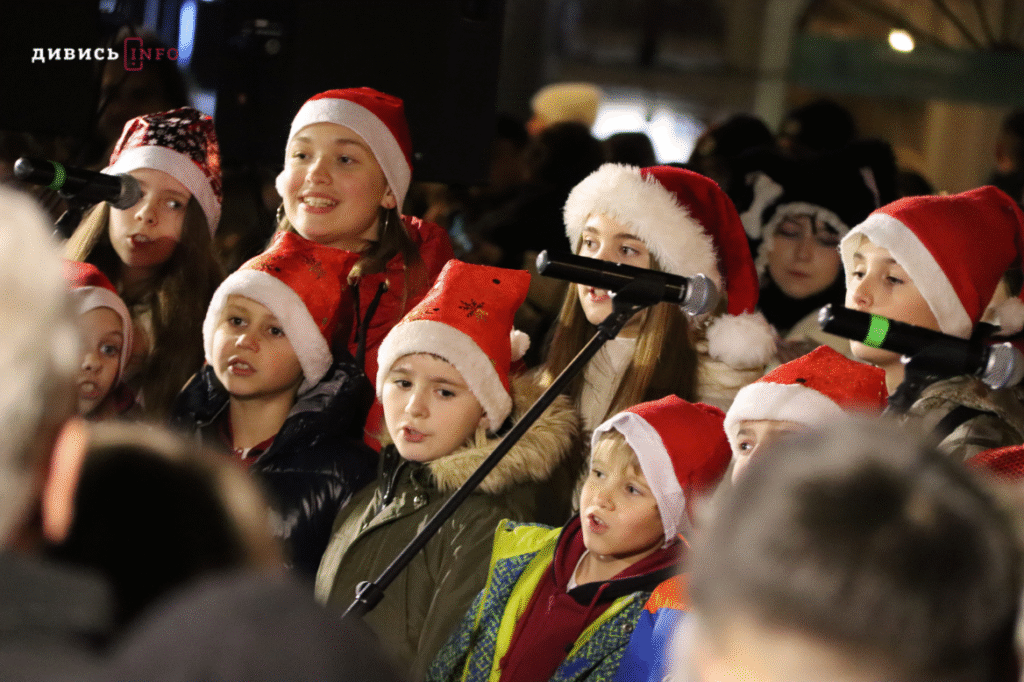 У Львові засвітили головну ялинку міста (фото/відео) - 3