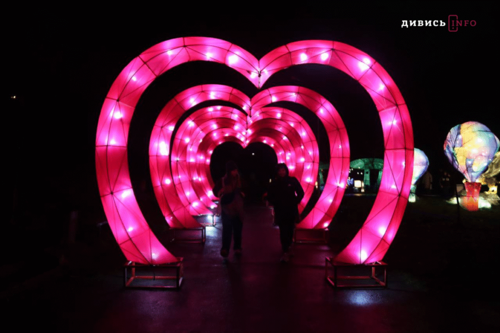 Семиметрові інсталяції: у Львові відкрили Парк Ліхтарів (фото) - 10