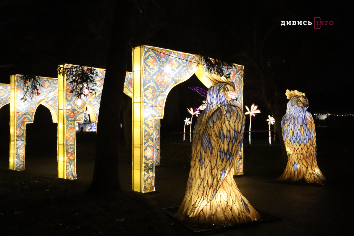 Семиметрові інсталяції: у Львові відкрили Парк Ліхтарів (фото)