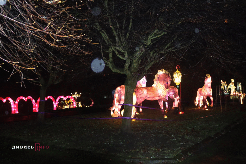 Семиметрові інсталяції: у Львові відкрили Парк Ліхтарів (фото) - 6