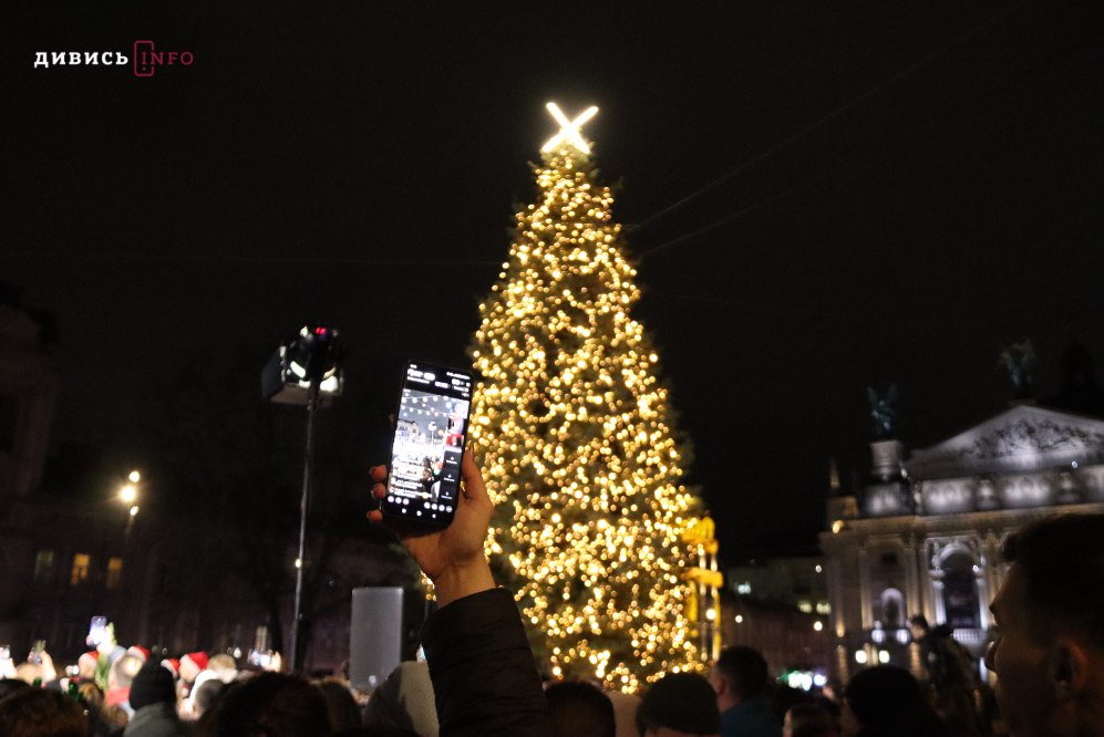 У Львові засвітили головну ялинку міста (фото/відео) - 6