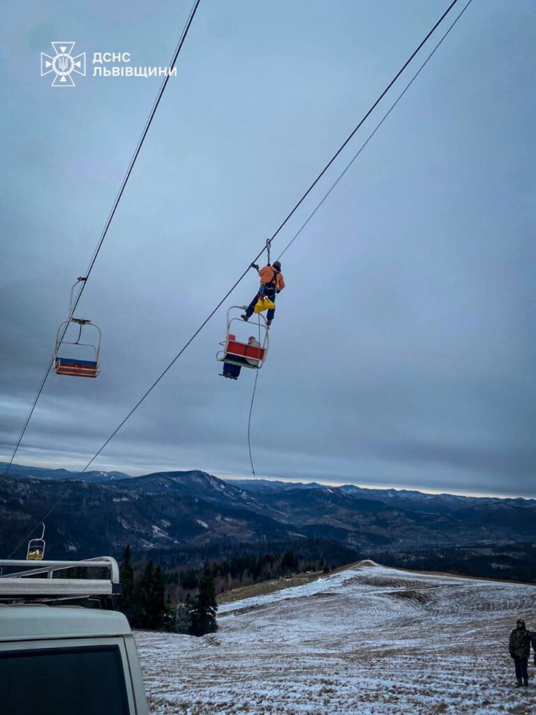 У горах на Львівщині зупинився крісельний підйомник з 80 людьми - 1