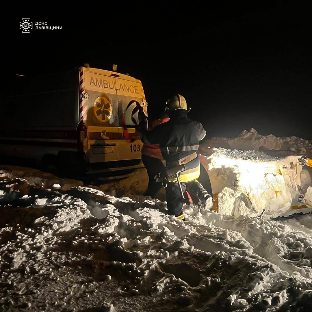 На Львівщині рятувальники допомогли швидким виїхати зі снігових заметів - 1