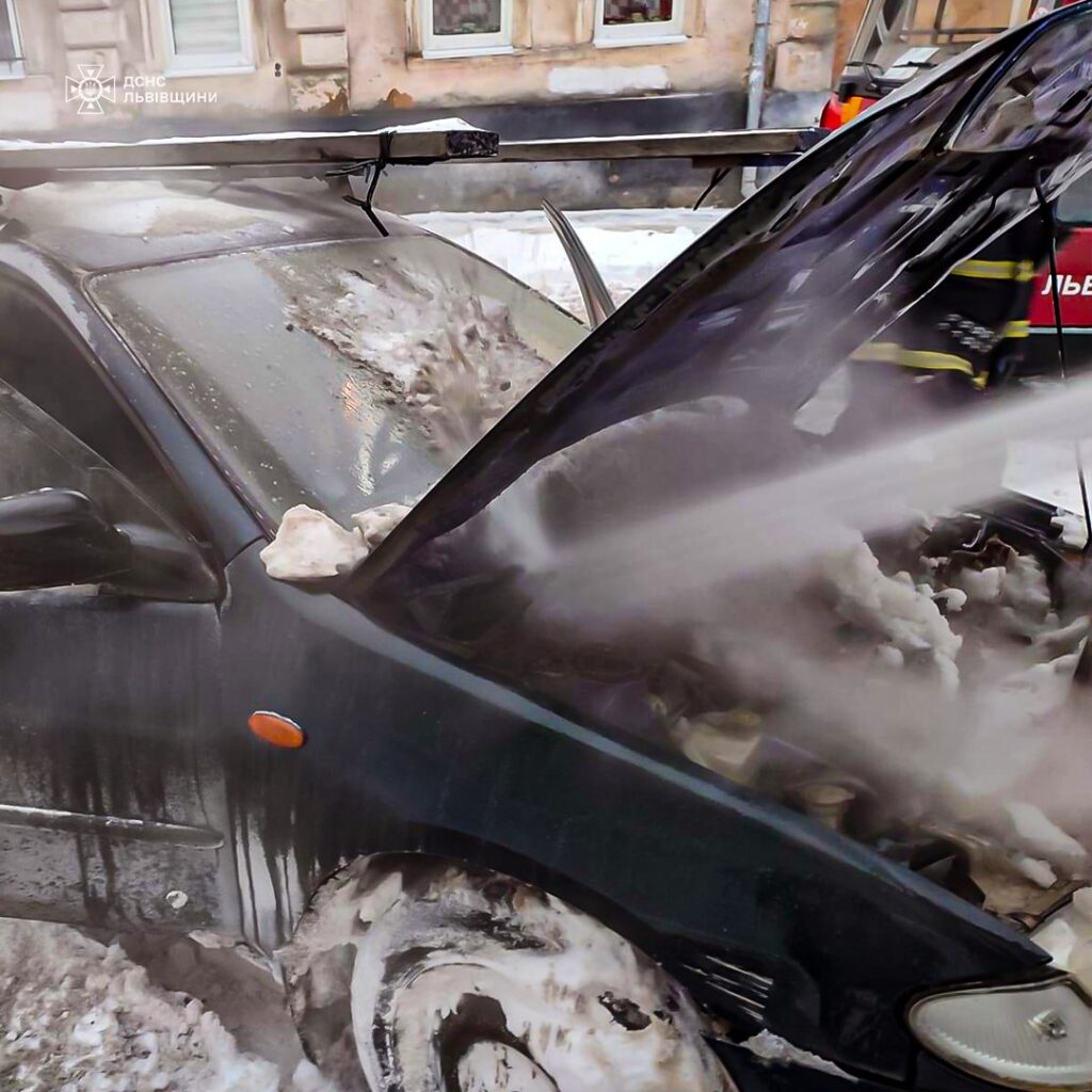 У Львові вогнеборці врятували автомобіль під час пожежі - 1