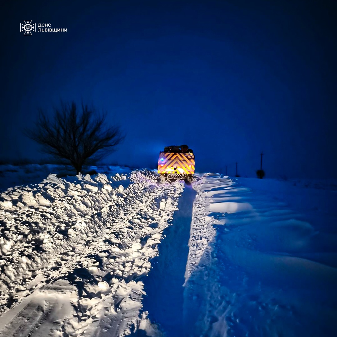 На Львівщині рятувальники допомогли швидким виїхати зі снігових заметів - 2
