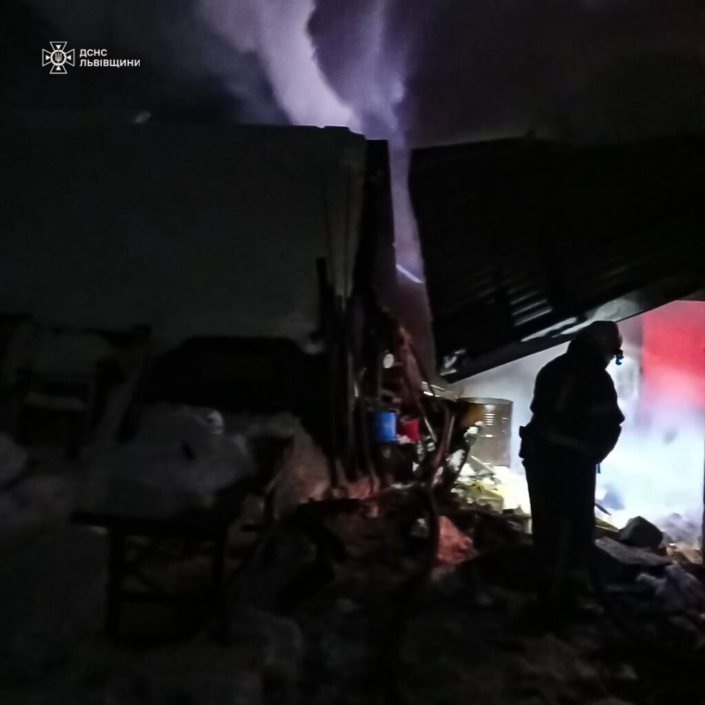 На Львівщині під час пожеж врятували 10 будівель - 15