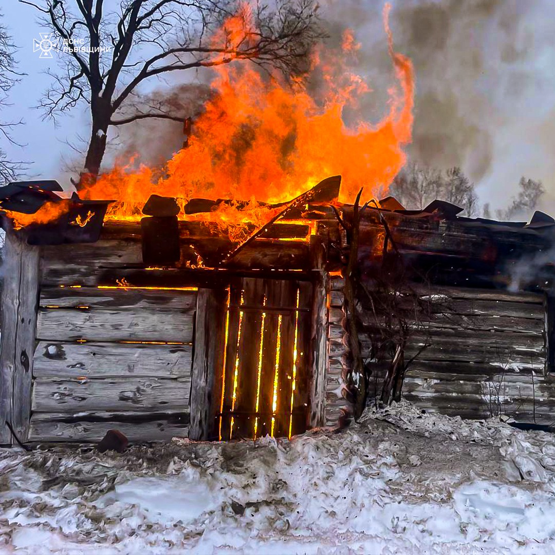 На Львівщині під час пожеж врятували 10 будівель - 6