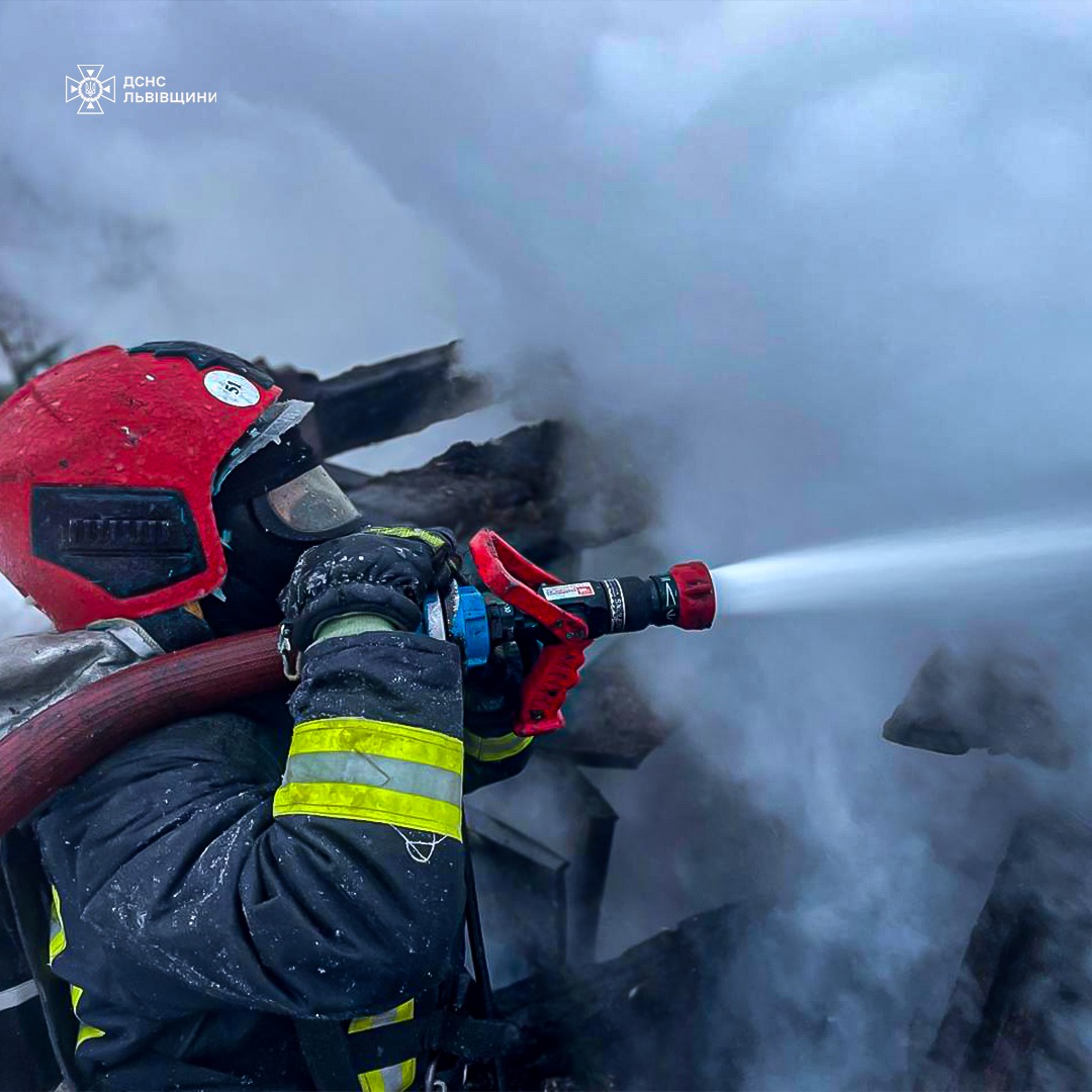 На Львівщині під час пожеж врятували 10 будівель - 7