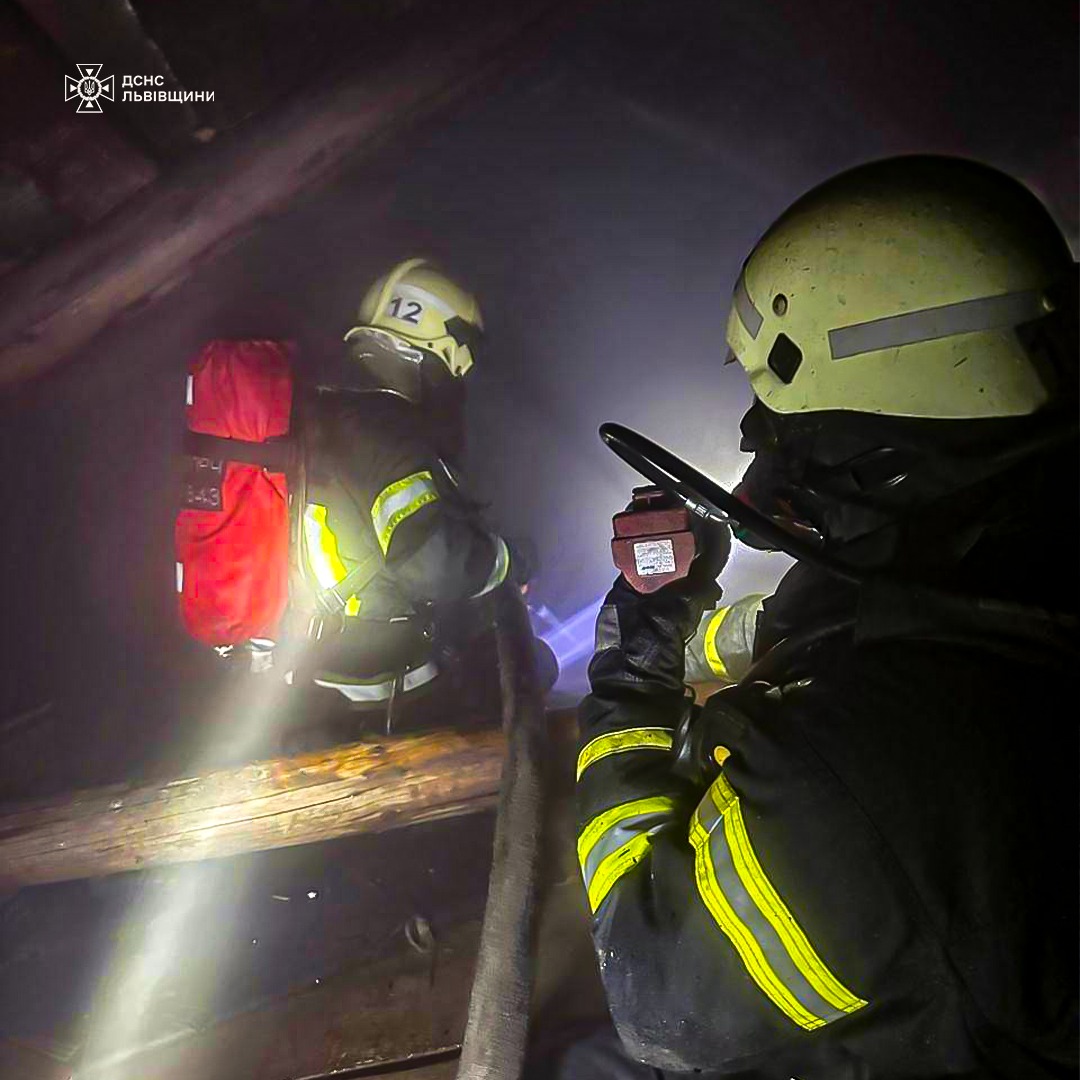 На Львівщині під час пожеж врятували 10 будівель - 11