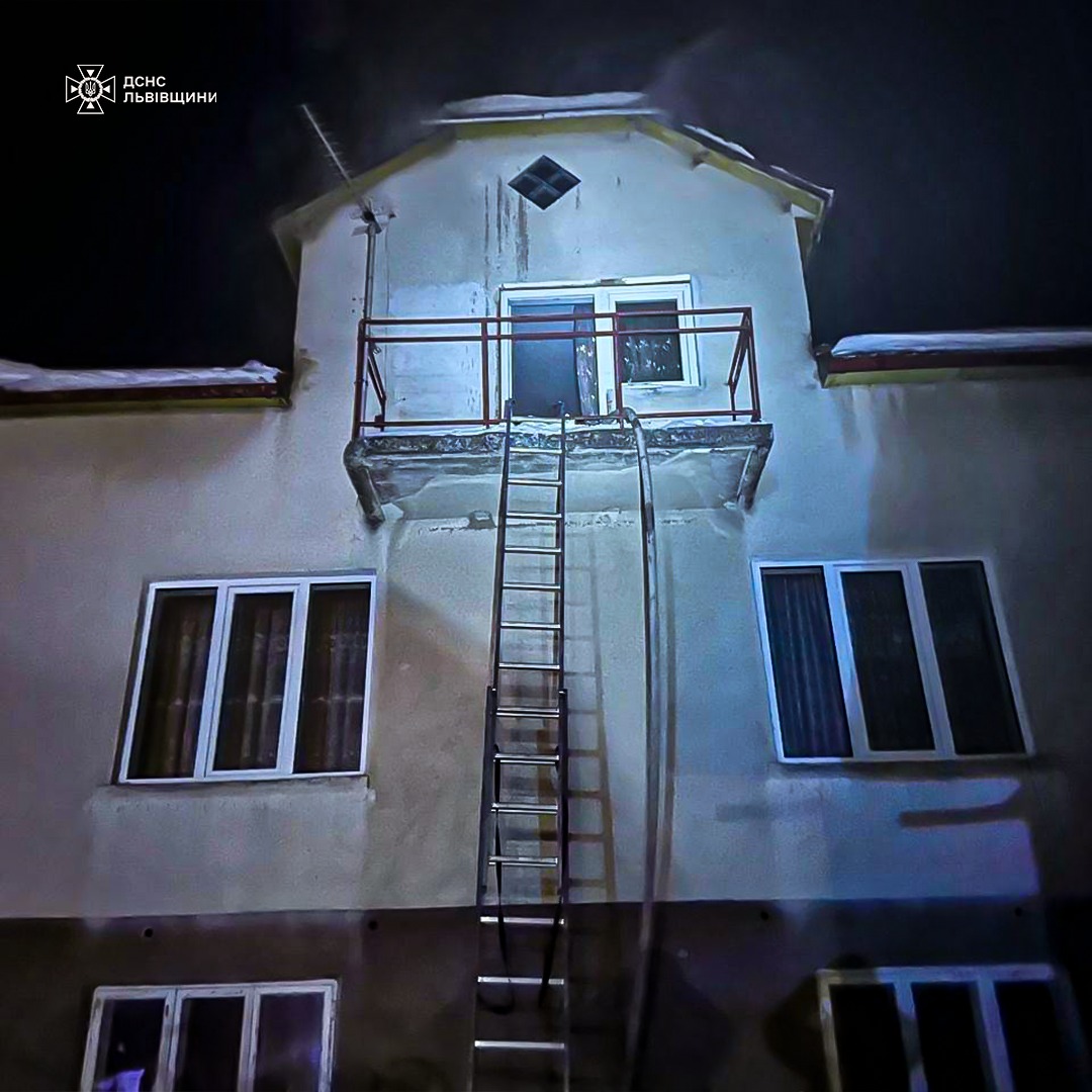 На Львівщині під час пожеж врятували 10 будівель - 12