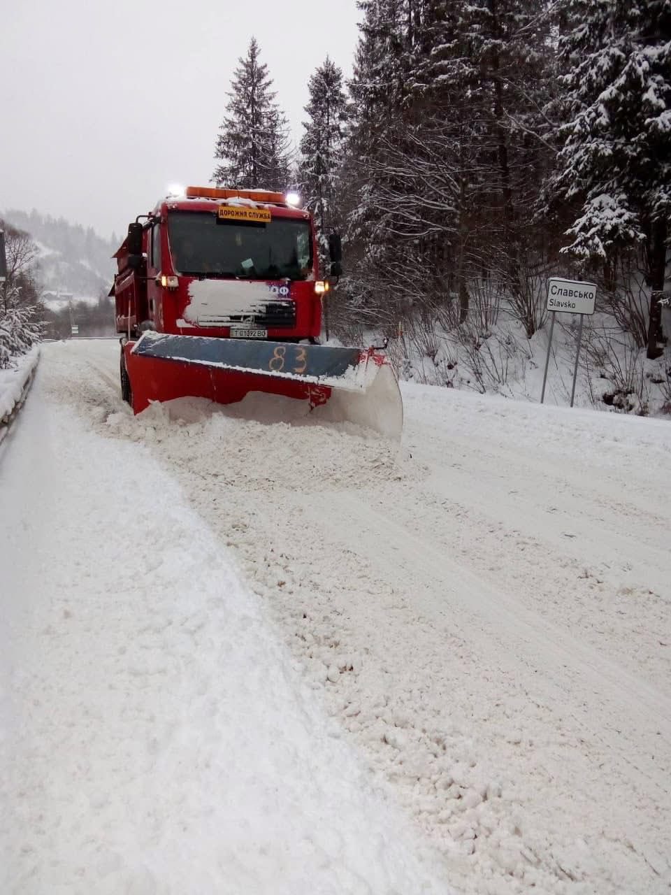 На дорогах Львівщини працювали 110 одиниць спецтехніки - 1
