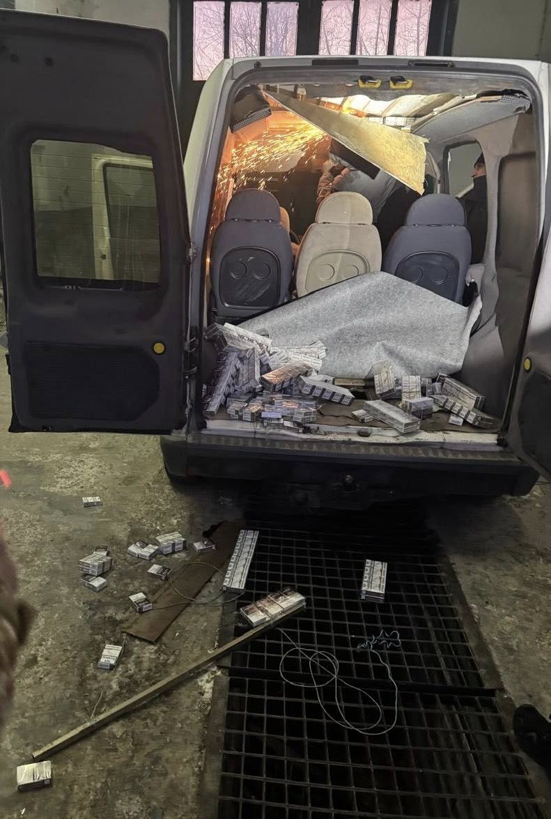 На кордоні з Польщею виявили понад тисячу пачок прихованих сигарет - 1